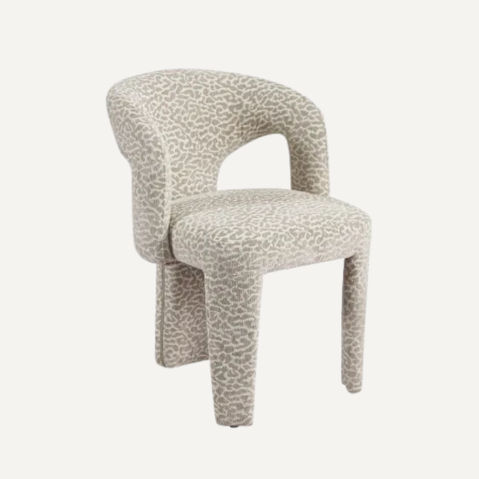 Liana – Gestoffeerde designstoel met leopard motief en sculpturale vormen