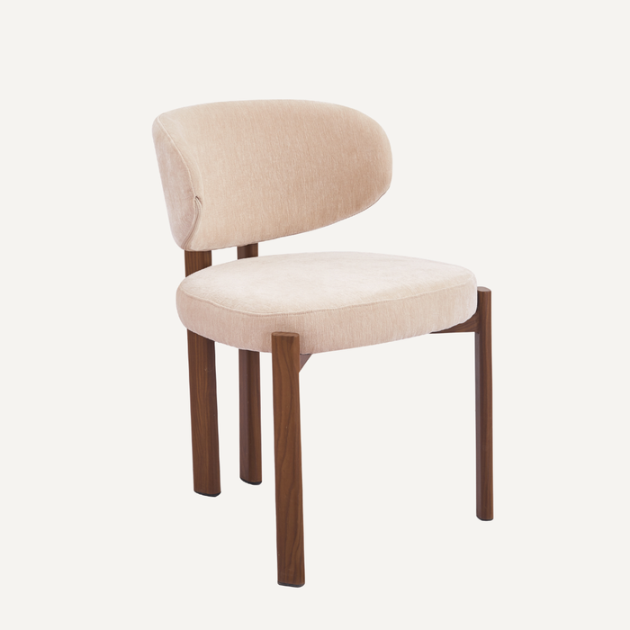 Avelin Eetkamerstoel – Zachte Elegantie met Warme Houten Basis