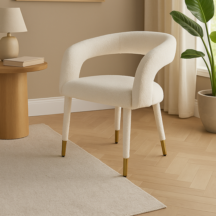 Lunetta – Bouclé eetkamerstoel met open rug en gouden details
