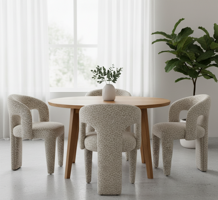 Liana – Gestoffeerde designstoel met leopard motief en sculpturale vormen