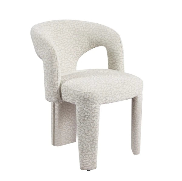 Liana – Gestoffeerde designstoel met leopard motief en sculpturale vormen