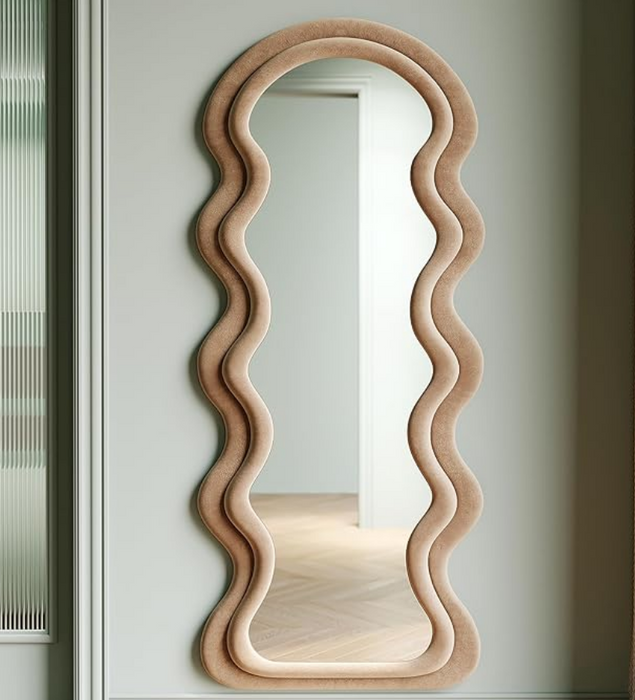 Fluffy Wave Spiegel – Golvende XXL Staande Spiegel – 170x70 cm – Zacht Bouclé Frame – Beige/ Roze